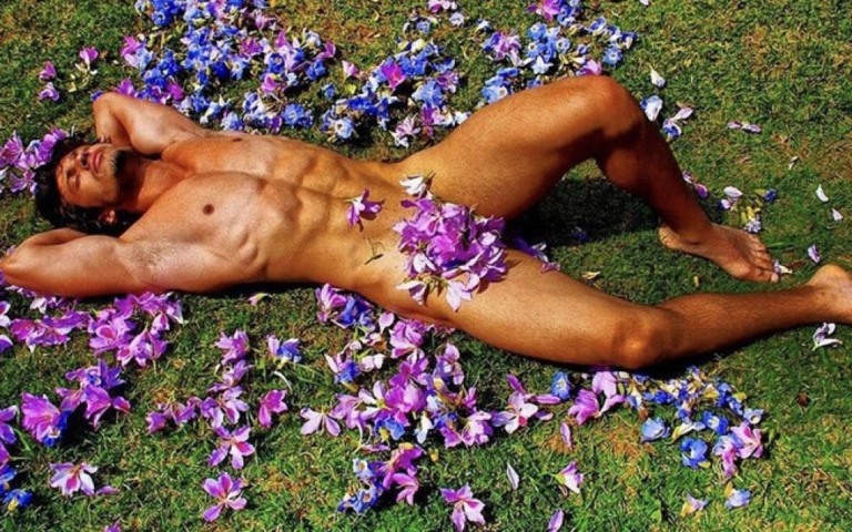 Ex-"Power Couple" posa coberto apenas por flores para celebrar a primavera