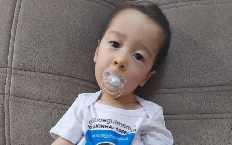 Personalidades incentivam campanha de doação para bebê com doença rara