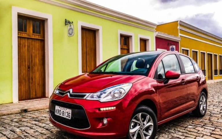 Cinco carros seminovos até R$ 55 mil equipados com luzes DRL