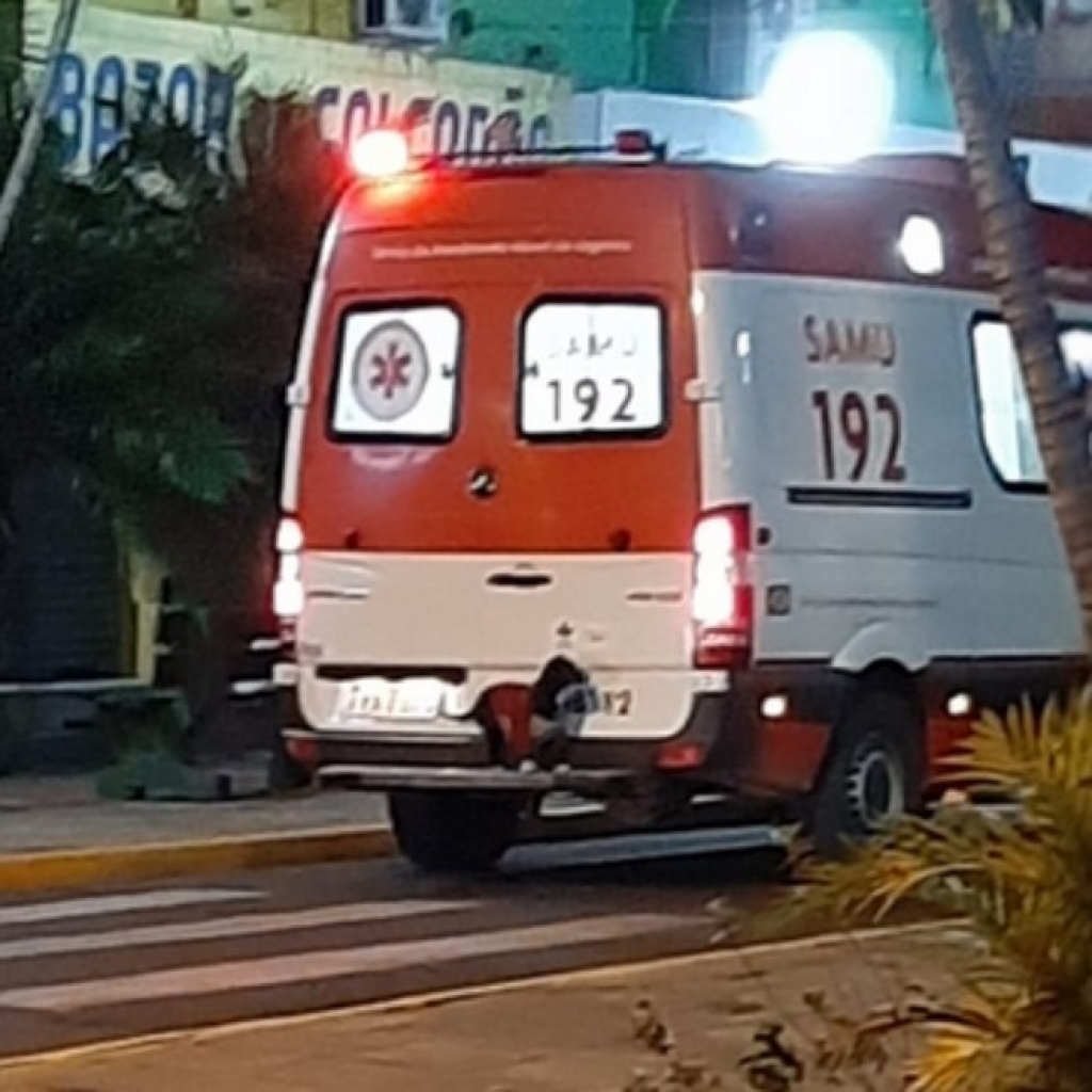 Cãozinho é flagrado entrando em ambulância com o dono; veja vídeo