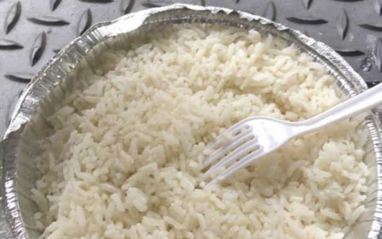 Homem pede bife à parmegiana e recebe só arroz; imagens viralizam na internet