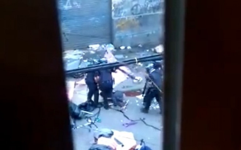 Vídeo mostra policiais agredindo homem no chão durante ação na Cracolândia
