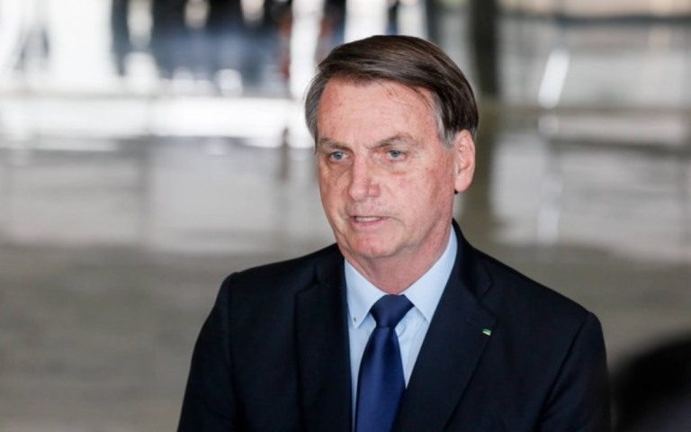 Bolsonaro retira cálculo e passa bem