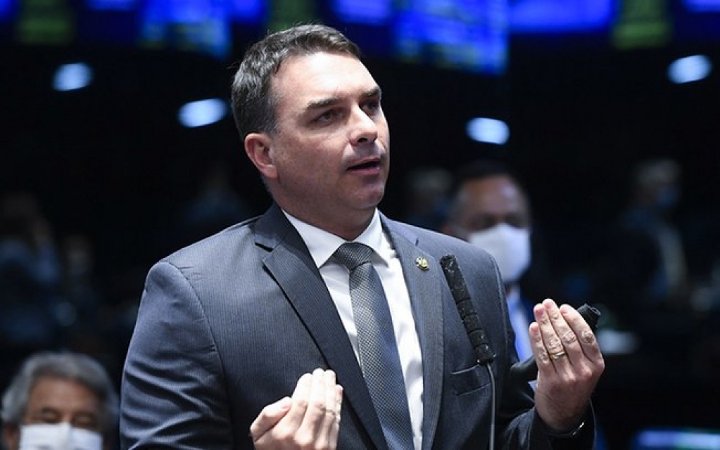Flávio Bolsonaro declarou 'doações em espécie' de R$ 733 mil para a mãe em 2010