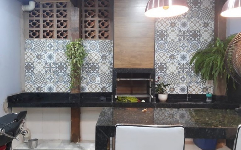 Você consegue encontrar o gato na foto? Veja camuflagem perfeita do bichano