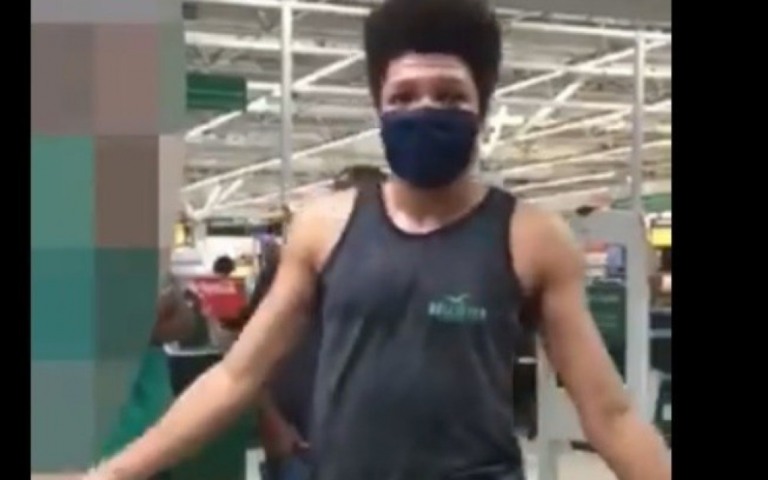 Grupo protesta contra mercado que impediu jovem de usar short curto; assista