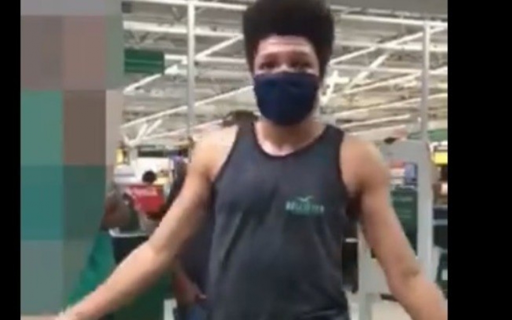 Grupo protesta contra mercado que impediu jovem de usar short curto; assista Grupo protesta contra mercado que impediu jovem de usar short curto; assista