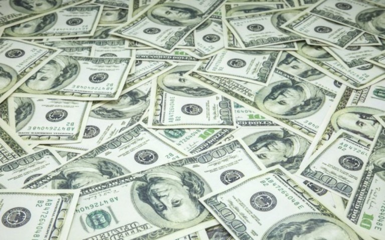Dólar fecha R$ 5,55, em alta pela terceira semana seguida