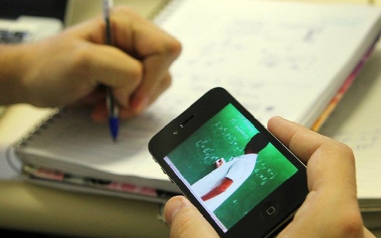 "É cruel": professores relatam aulas on-line com 300 alunos e demissões em massa