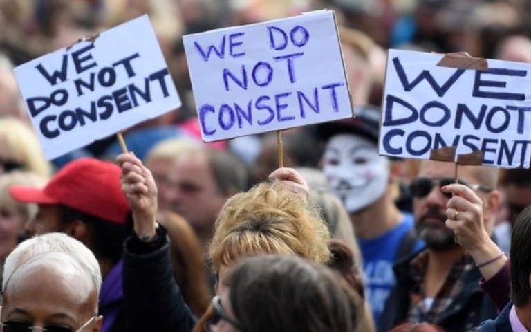 Sem máscaras, milhares de negacionistas protestam contra medidas anticoronavírus em Londres