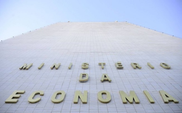 Apesar de congelamento salarial, 162 mil funcionários públicos terão aumento