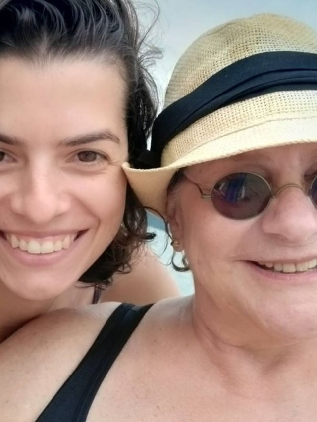 Atriz Fafy Siqueira curte praia em clima de romance com a namorada
