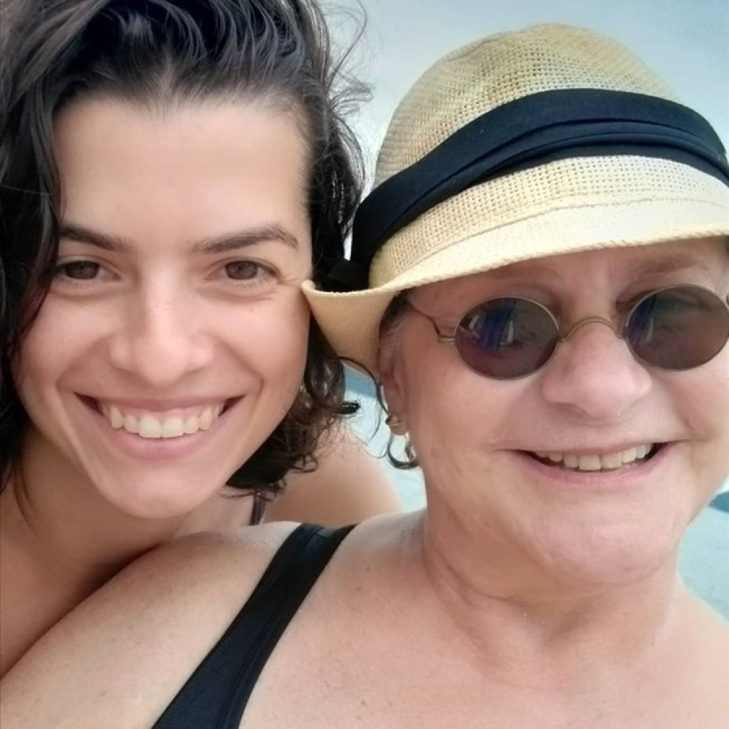 Atriz Fafy Siqueira curte praia em clima de romance com a namorada Atriz Fafy Siqueira curte praia em clima de romance com a namorada