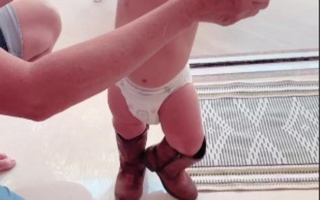 Marília Mendonça posta foto de filho de botinas: "Estão grandes"