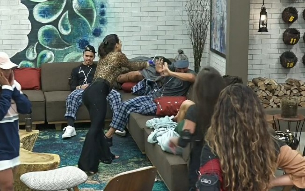 Raissa surta e joga creme no rosto dos roceiros; irritado, Juliano ameaça peoa