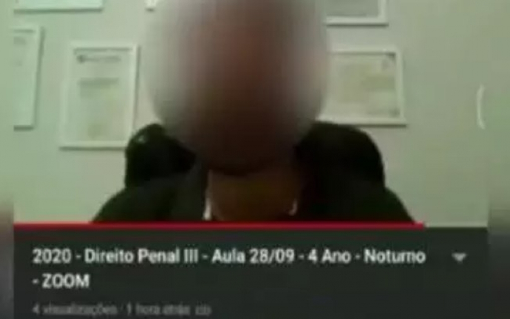 Professor oferece ponto para aluna abrir câmera após ela falar que está nua Professor oferece ponto para aluna abrir câmera após ela falar que está nua