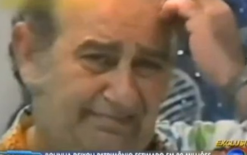 Apresentador foi enterrado com cigarros e isqueiro que sumiram na exumação Apresentador foi enterrado com cigarros e isqueiro que sumiram na exumação
