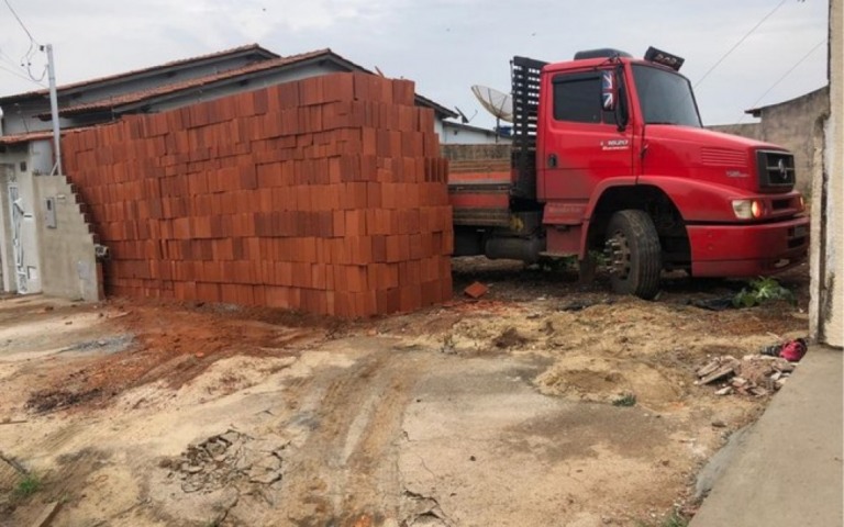 Motorista descarrega 5,5 mil tijolos e deixa caminhão 'preso'; assista