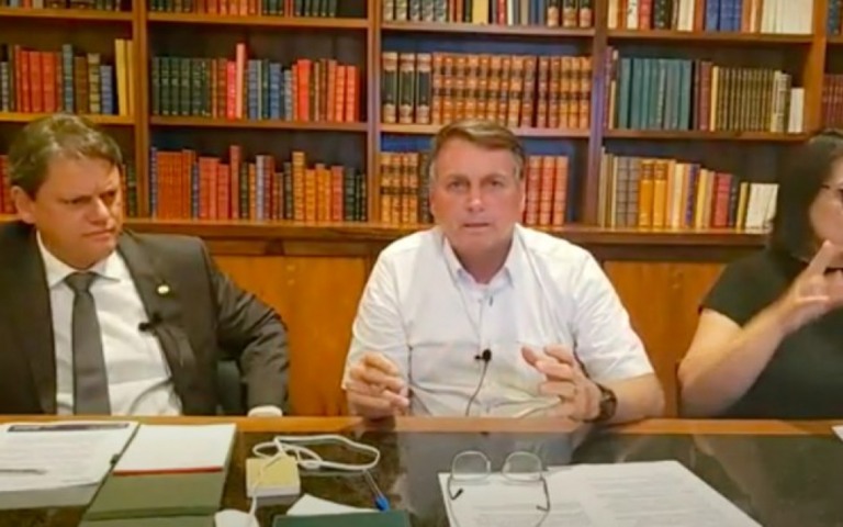 Confio 99,9% no Paulo Guedes, diz Bolsonaro durante live