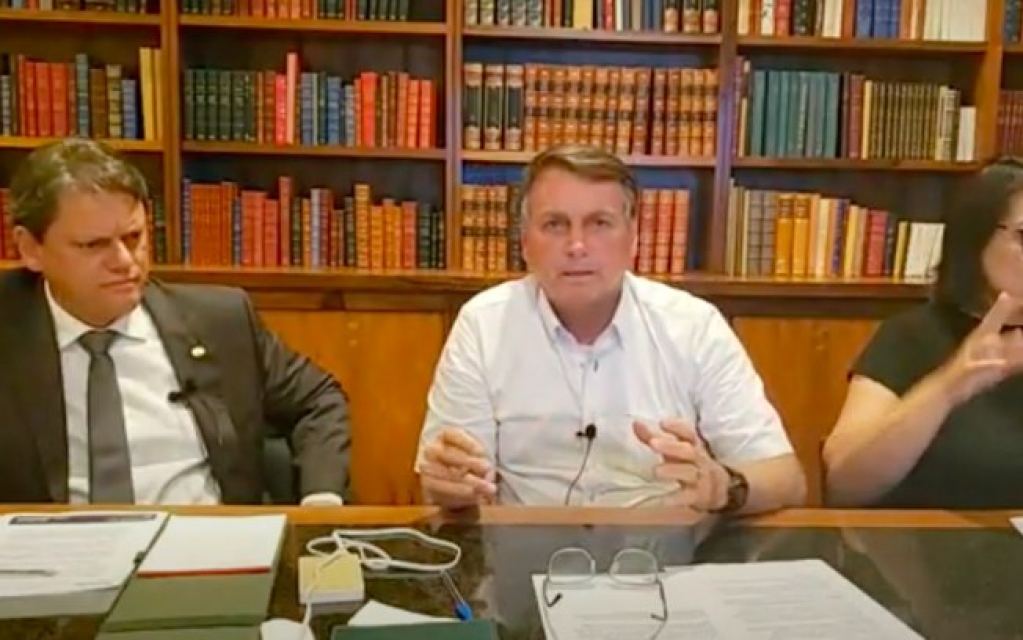 Confio 99,9% no Paulo Guedes, diz Bolsonaro durante live