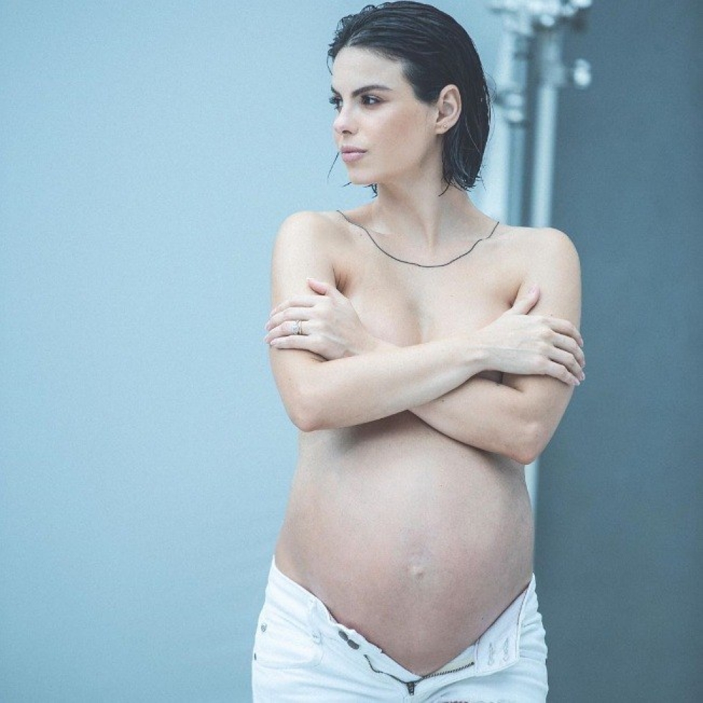 Sthefany Brito posa de topless exibindo o barrigão: "Nós"