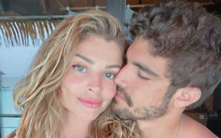 Grazi Massafera deixa um recado no pneu de Caio Castro: "Te amo"