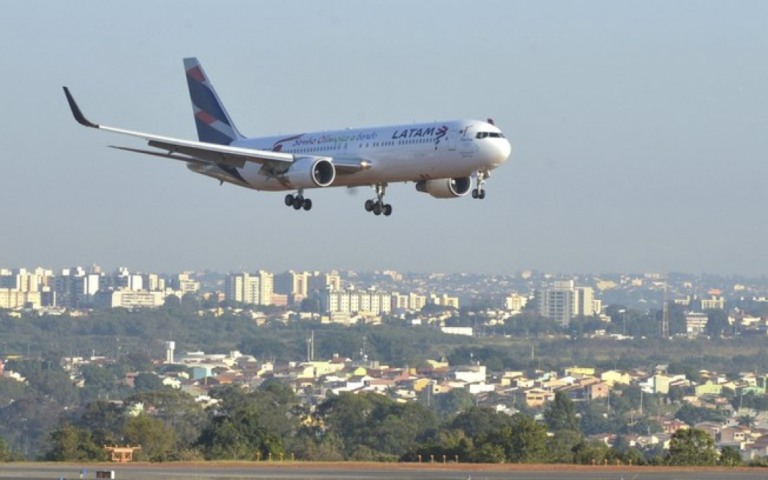 Latam: funcionários aceitam negociar a redução permanente do salário
