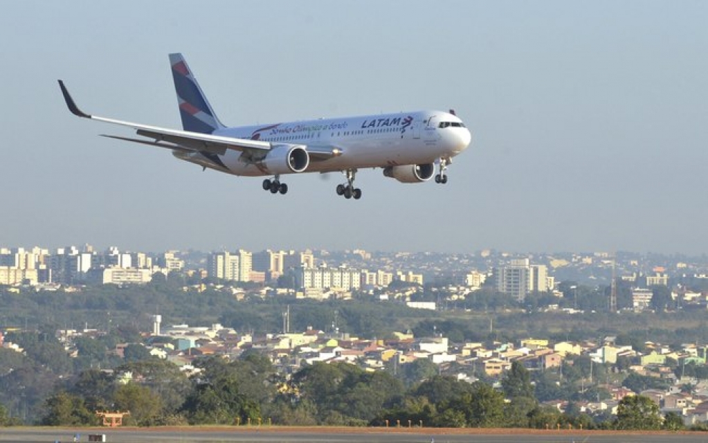 Latam: funcionários aceitam negociar a redução permanente do salário Latam: funcionários aceitam negociar a redução permanente do salário