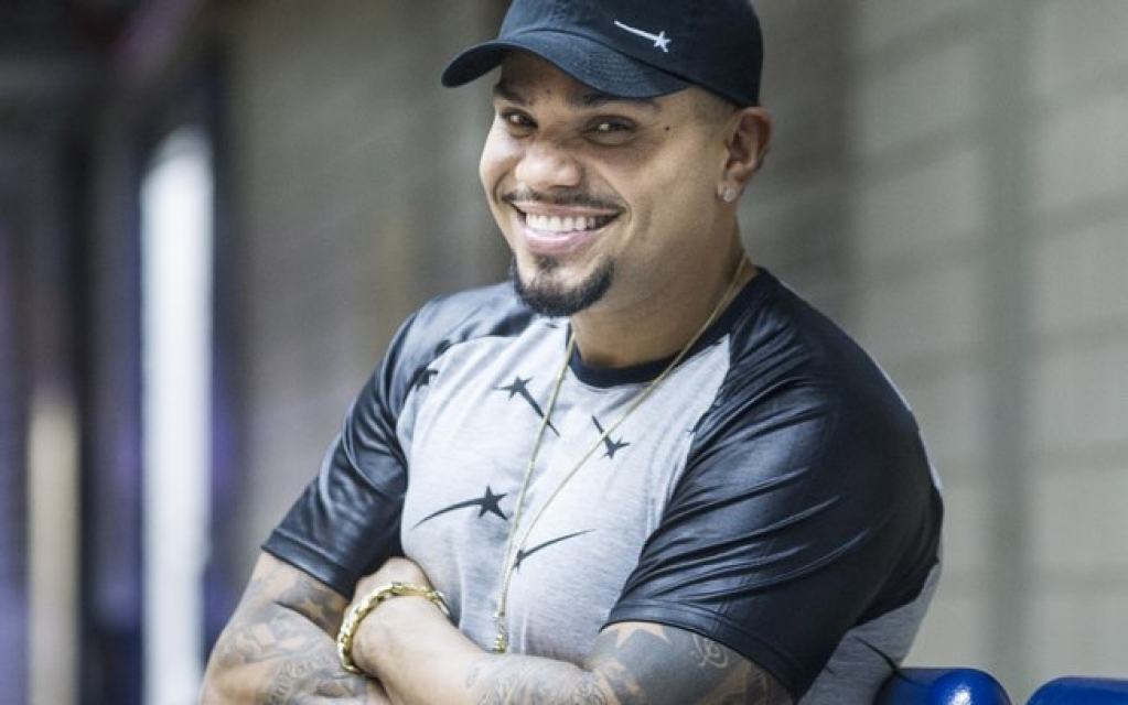 Naldo Benny dá em cima de mulher comprometida e é exposto nas redes sociais Naldo Benny dá em cima de mulher comprometida e é exposto nas redes sociais