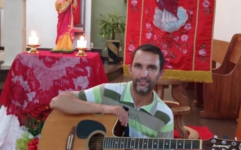 Músico tem infarto fulminante e morre em live ao vivo