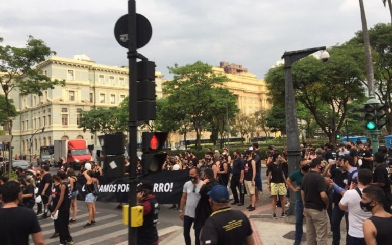 Em protesto marcado por 'luto', profissionais da área de eventos cobram retomada