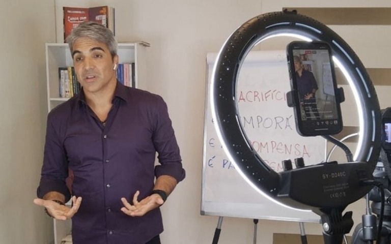 Paulo Alvarenga fala de best-seller e trabalho com celebs: "Confidencialidade"