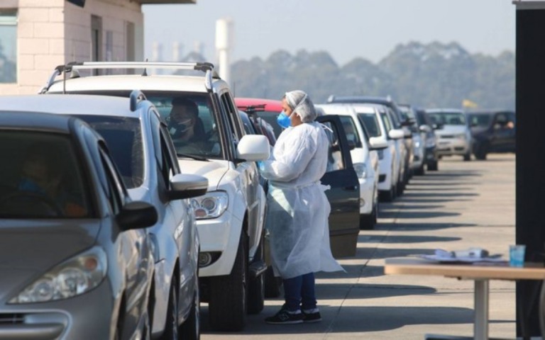 Butantan faz testes gratuitos de Covid-19 em estacionamento de shopping de SP
