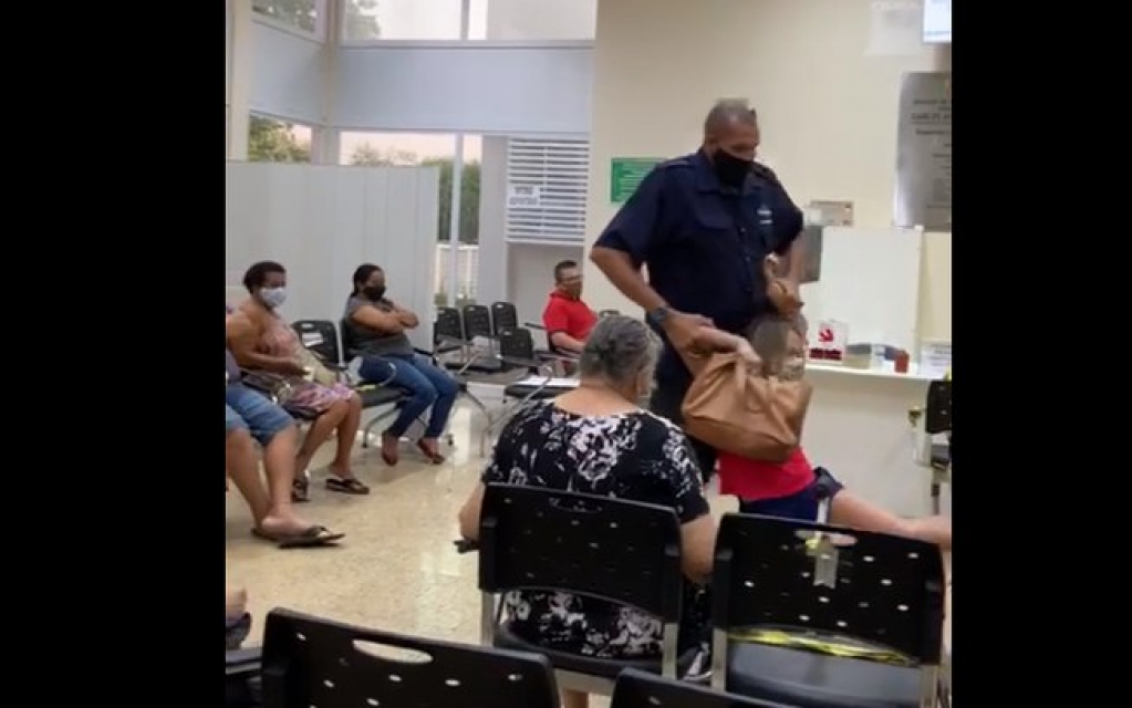 Mulher é arrastada para fora de UPA após se indignar com atendimento