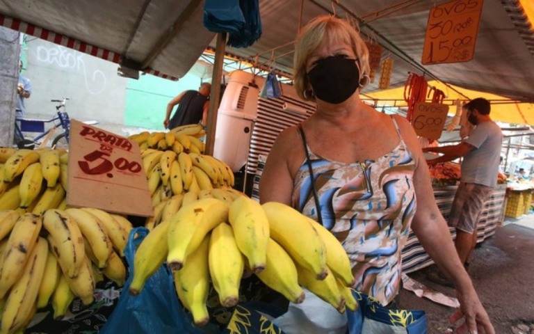 Após arroz e leite, banana dispara e 'preço de banana' não é mais para todos