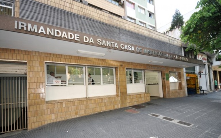 Professor de Medicina da Santa Casa usa máscara preta em aula; Alunos denunciam