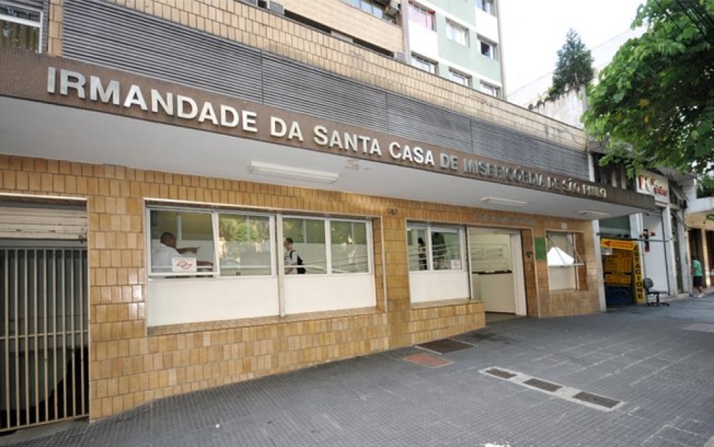 Professor de Medicina da Santa Casa usa máscara preta em aula; Alunos denunciam