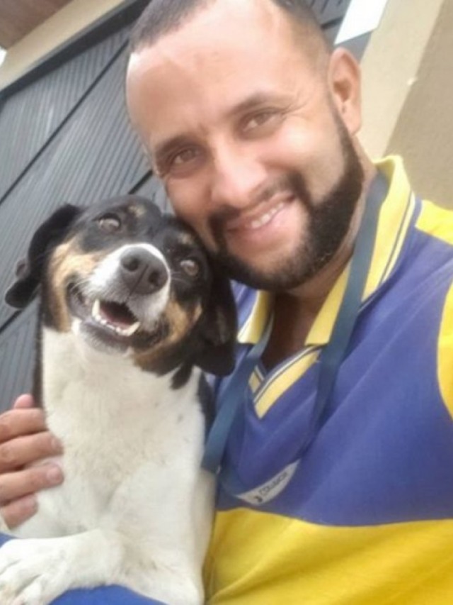 Carteiro encanta web com selfies que mostram sua amizade com os pets
