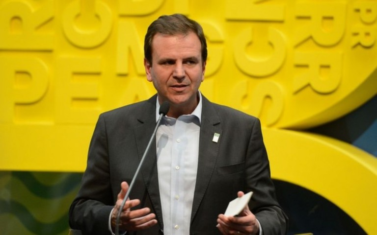 Na TV, Paes e Crivella se atacam, e candidato do PSL cola em Bolsonaro