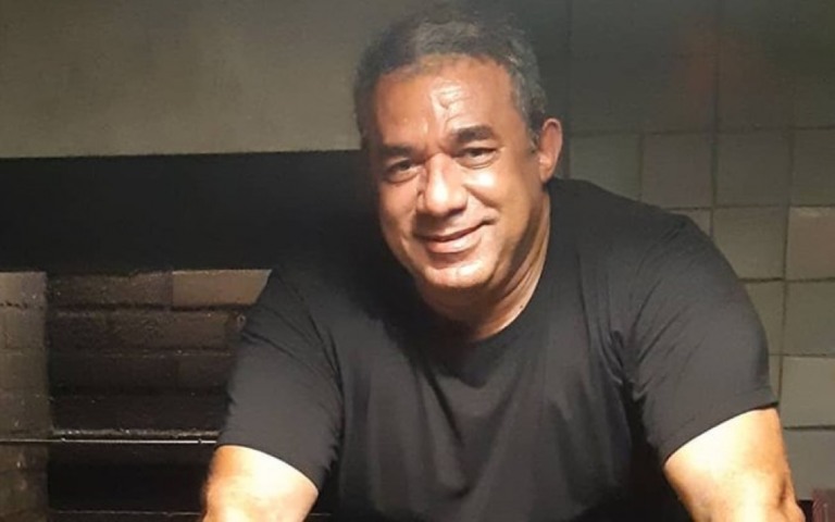 Após ser chamado de "asno" por seguidor, pai de Anitta rebate: "Sou Educado"