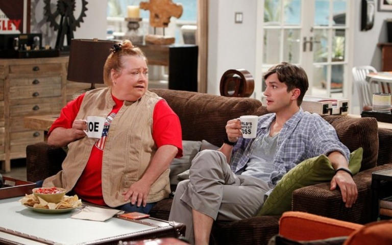 Atriz que fez Berta, de "Two and a half men", morre aos 77 anos