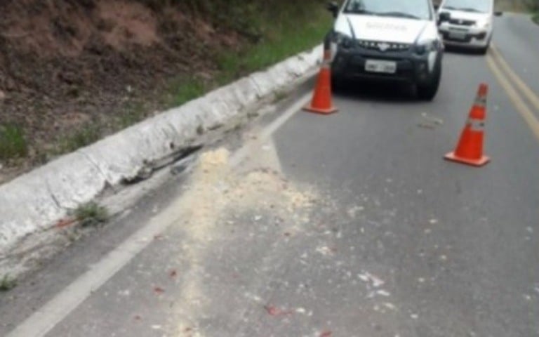 Motorista é preso após capotar carro e espalhar carga de cocaína em rodovia