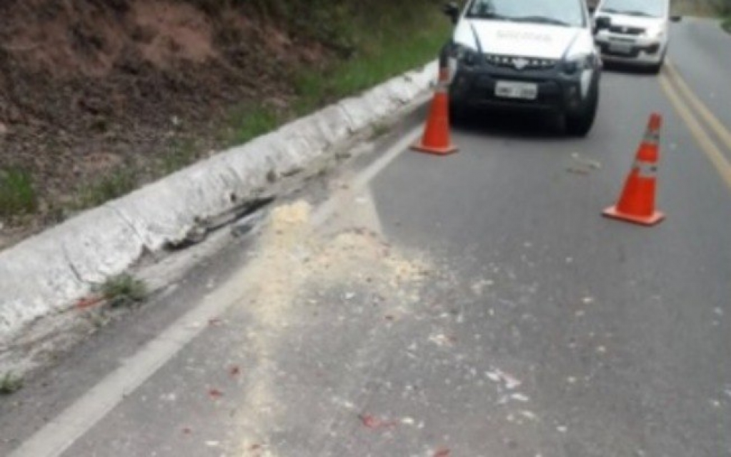 Motorista é preso após capotar carro e espalhar carga de cocaína em rodovia