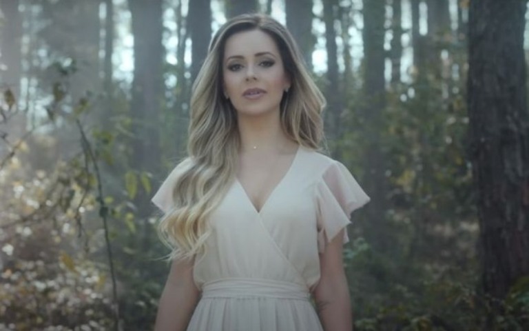 Novo EP de Sandy bomba e ela nega inspiração em Taylor Swift