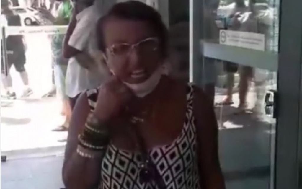 "Eu sou racista e odeio a raça negra", diz mulher em banco; veja o vídeo