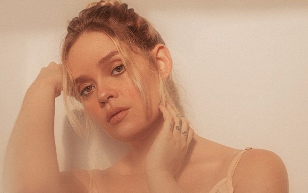 Lorena Simpson fala sobre auto conhecimento em novo single, "Eazy" Lorena Simpson fala sobre auto conhecimento em novo single, "Eazy"