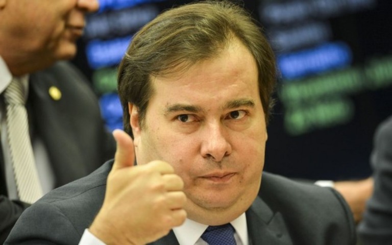 Bolsonaro perderá popularidade se prorrogar auxílio e 'imitar Dilma', diz Maia