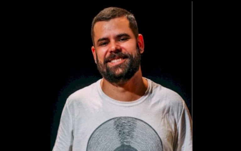 Rapper Vitor Pirralho lança single e clipe de "Evey"