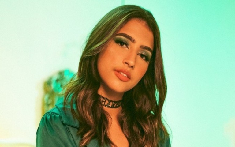 Julia Joia desmistifica padrão de beleza e discute auto-estima em "Zen"
