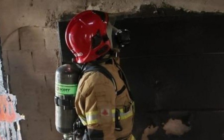 Em incêndio, adolescente resgata uma mãe e seus dois filhos presos em casa